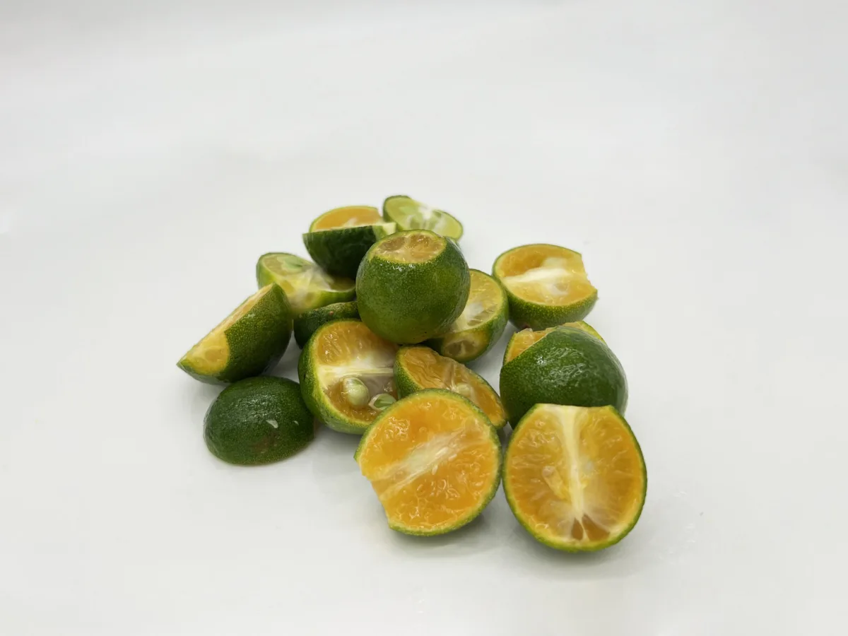 cutting_green_lemon